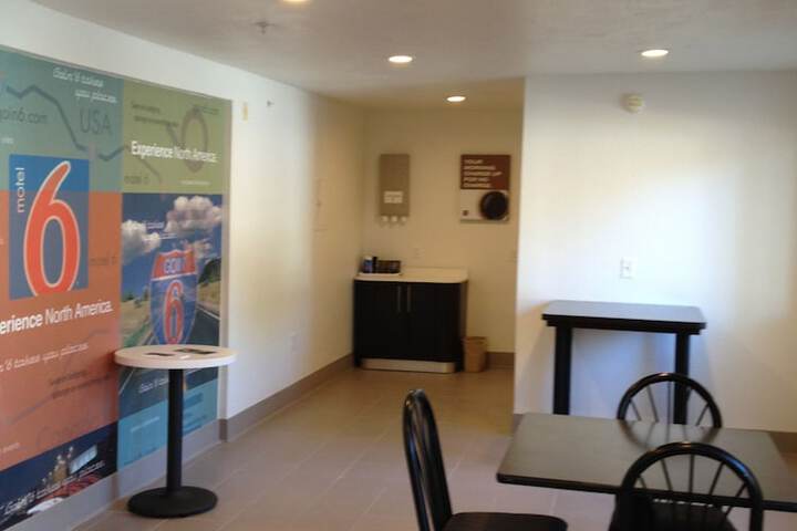 Motel 6 Grand Prairie, TX - Near Six Flags Drive - thumb 4