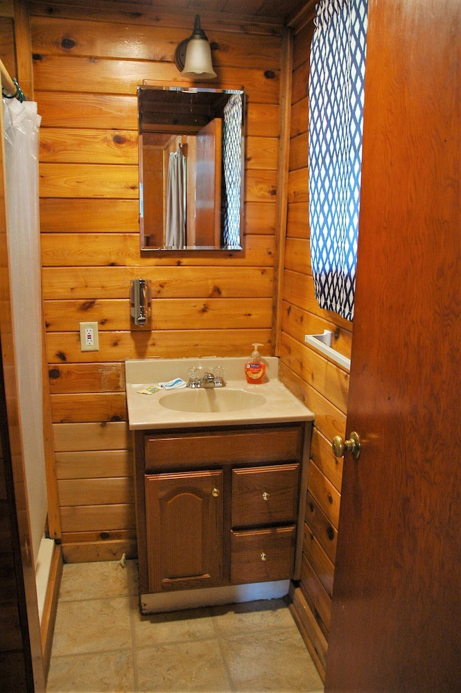 Gwin's Lodge & Roadhouse Est. 1952 - thumb 4