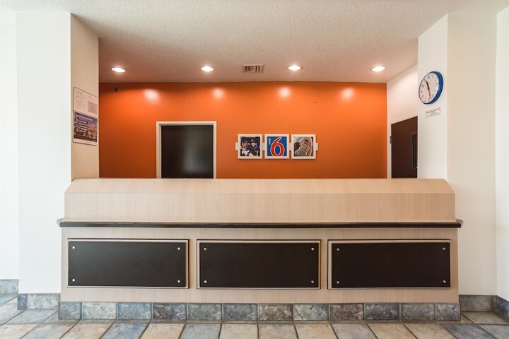 Motel 6 Dale, IN - thumb 4