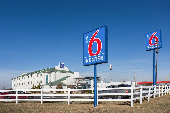 Motel 6 Dale, IN - thumb 2