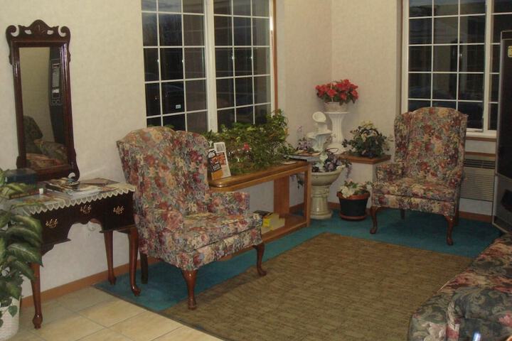 Townhouse Inn & Suites - thumb 5