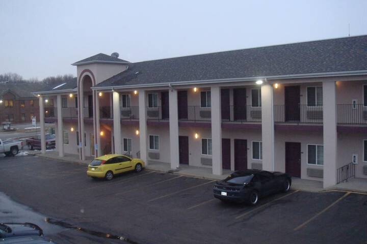 Townhouse Inn & Suites - thumb 4