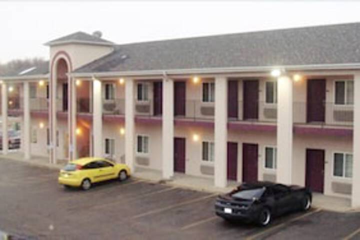 Townhouse Inn & Suites - thumb 0