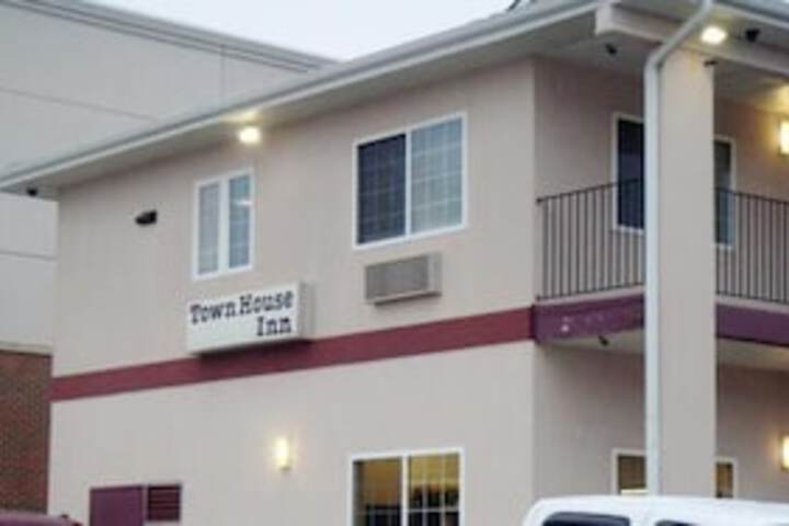 Townhouse Inn & Suites - thumb 1