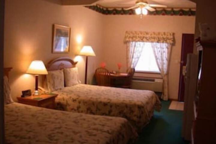 Townhouse Inn & Suites - thumb 7