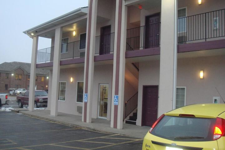 Townhouse Inn & Suites - thumb 3
