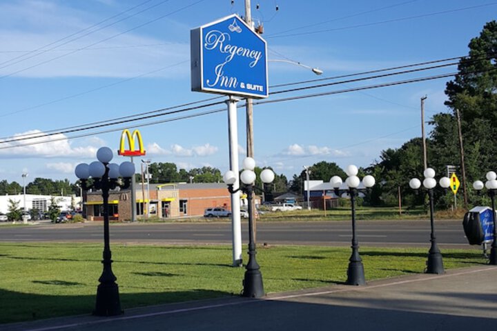Regency Inn & Suites - thumb 1