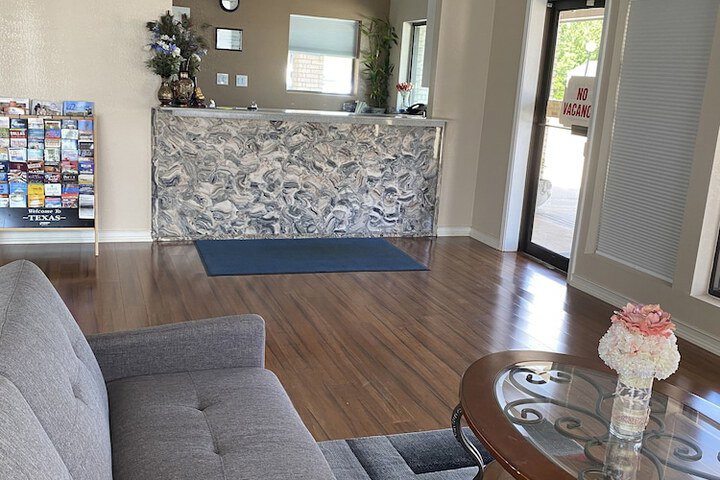 Regency Inn & Suites - thumb 5