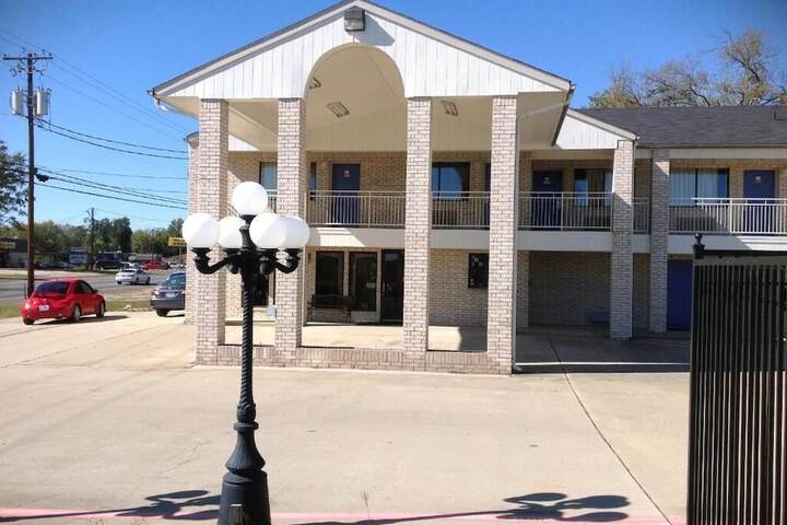 Regency Inn & Suites - thumb 2