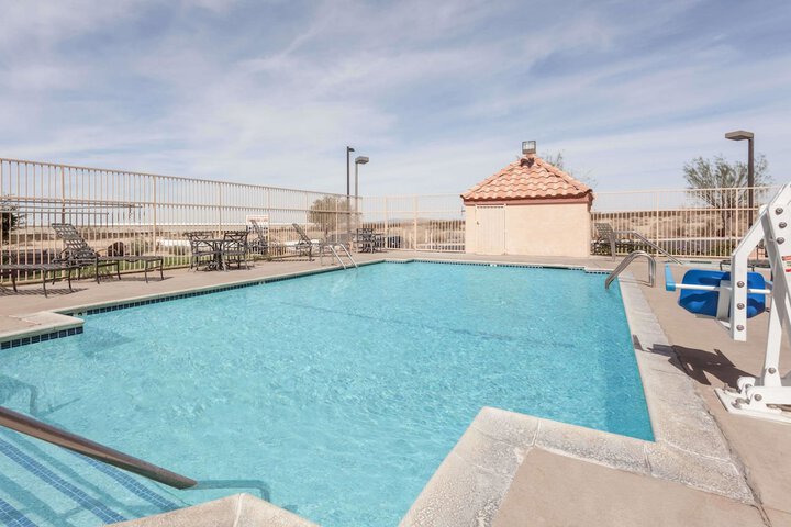 Motel 6 Barstow, CA â€“ I15 And Lenwood Road - thumb 1