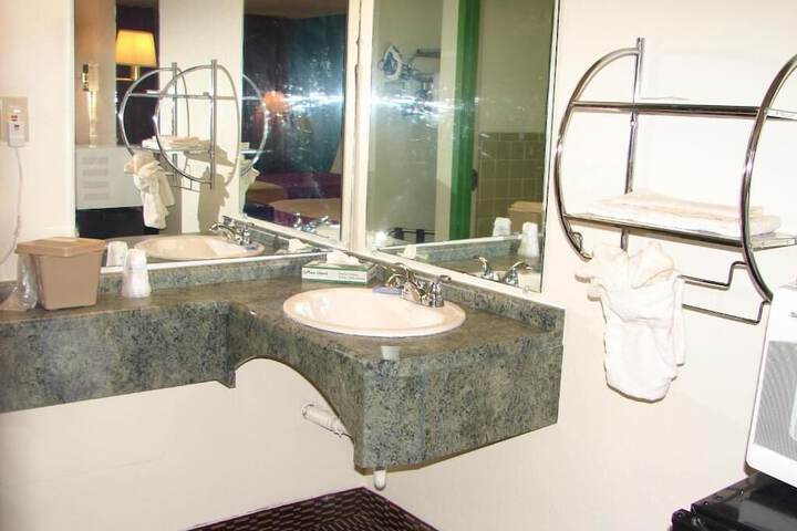 Columbus Inn & Suites - thumb 5