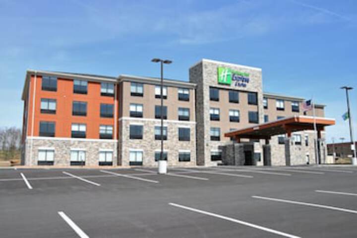 Holiday Inn Express & Suites Clarion, An IHG Hotel - thumb 0