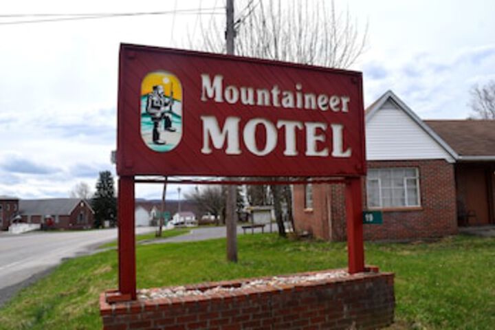 Mountaineer Motel - thumb 0