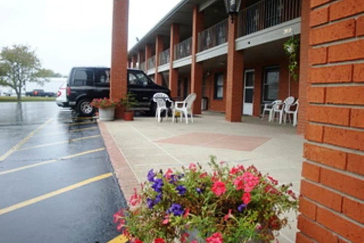 Travel Inn & Suites - thumb 3