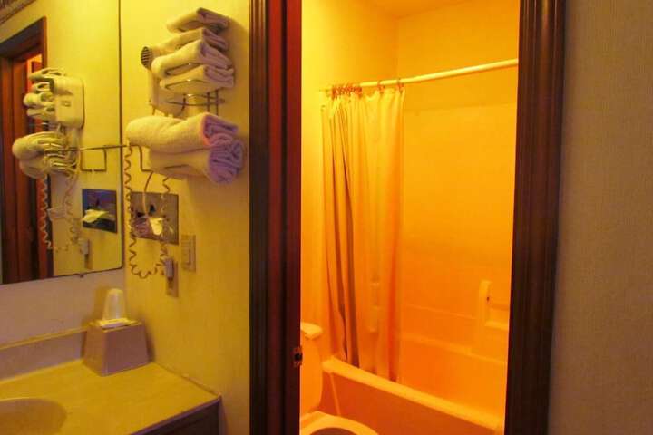 Travel Inn & Suites - thumb 1