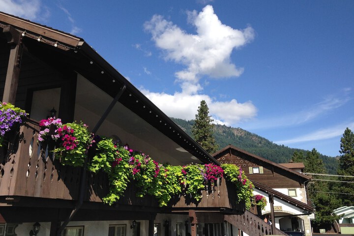 Linderhof Inn - thumb 1