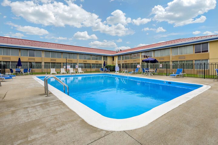 Econo Lodge Inn & Suites Triadelphia - Wheeling - thumb 1