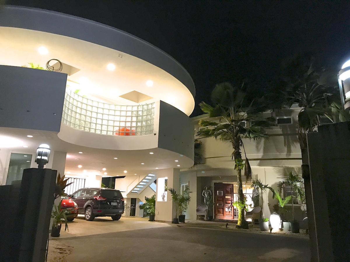 Unique Art Gallery Theater Home - thumb 2