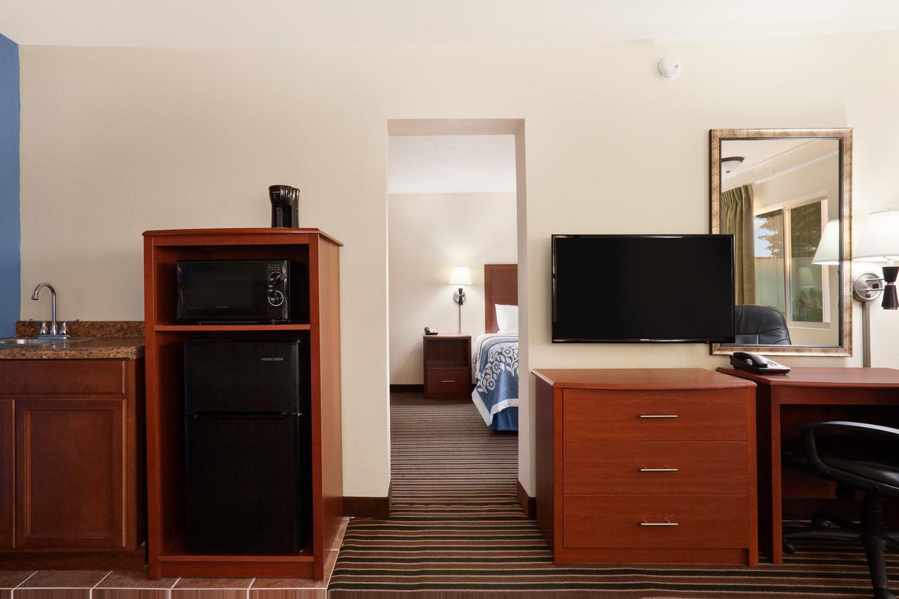 Days Inn By Wyndham Champaign/Urbana - thumb 12