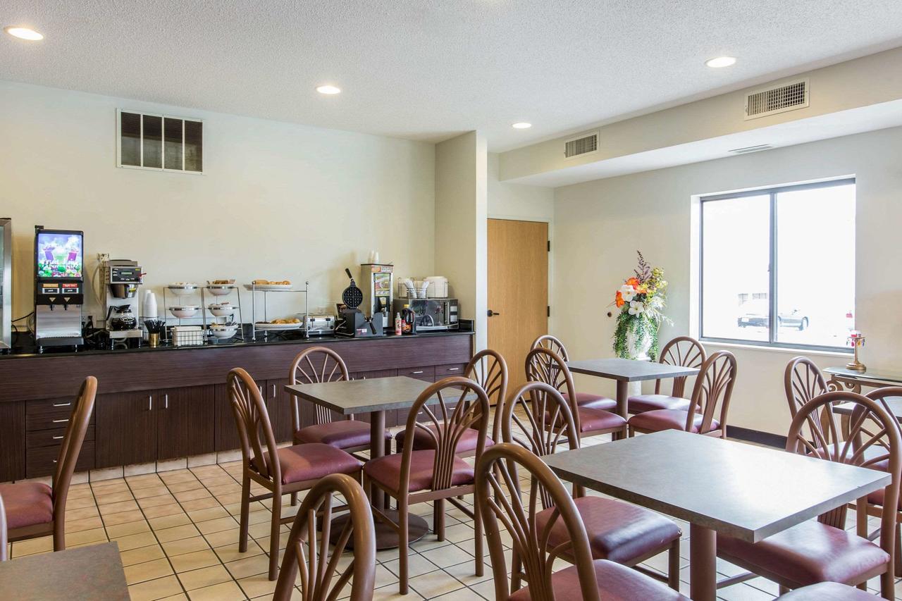 Econo Lodge Inn & Suites Peoria Illinois - thumb 12