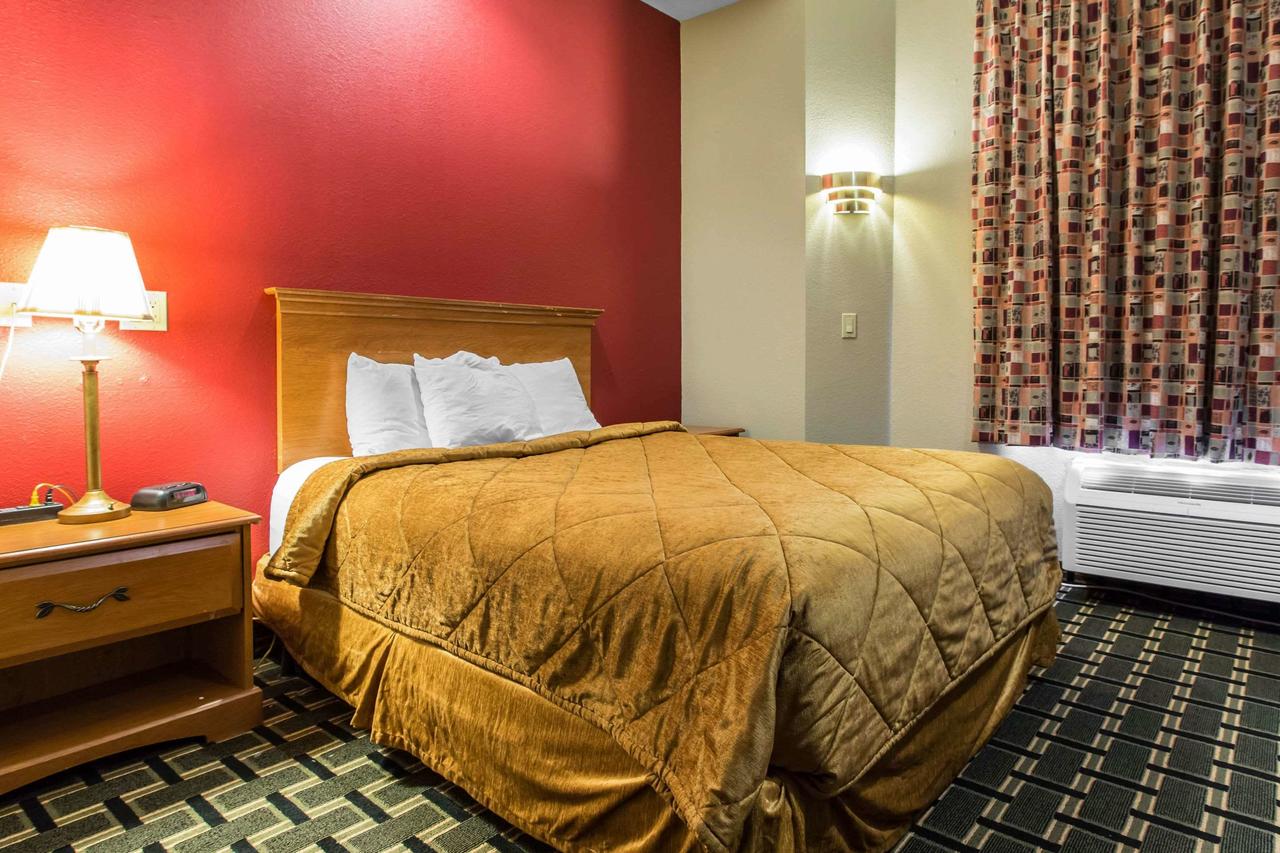 Econo Lodge Inn & Suites Peoria Illinois - thumb 9