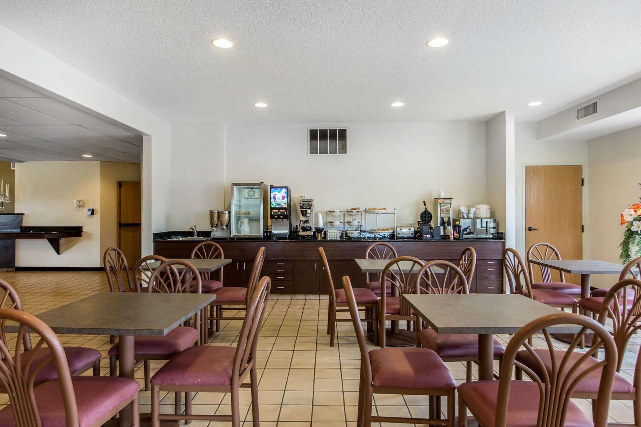 Econo Lodge Inn & Suites Peoria Illinois - thumb 20