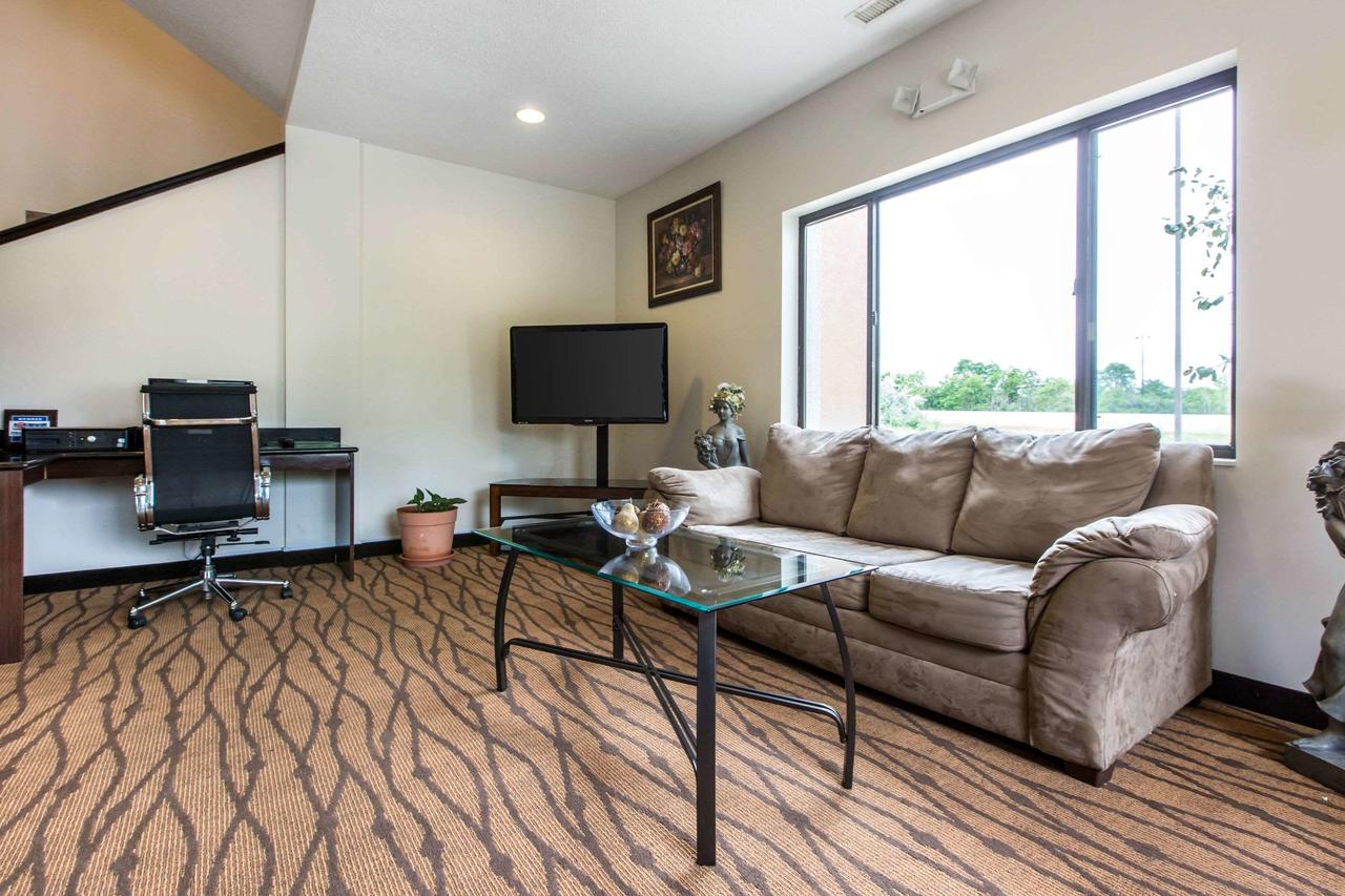 Econo Lodge Inn & Suites Peoria Illinois - thumb 6