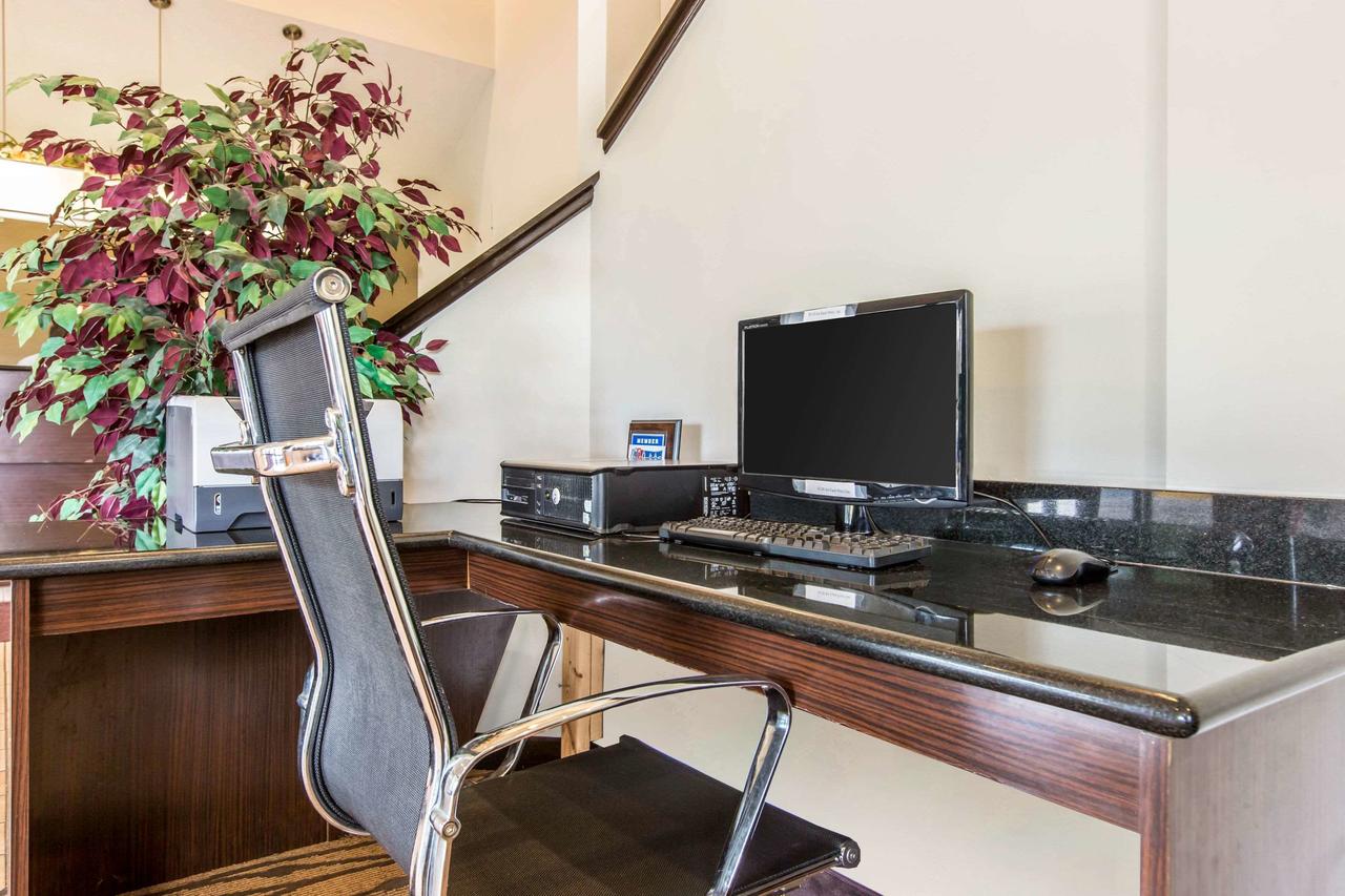 Econo Lodge Inn & Suites Peoria Illinois - thumb 1