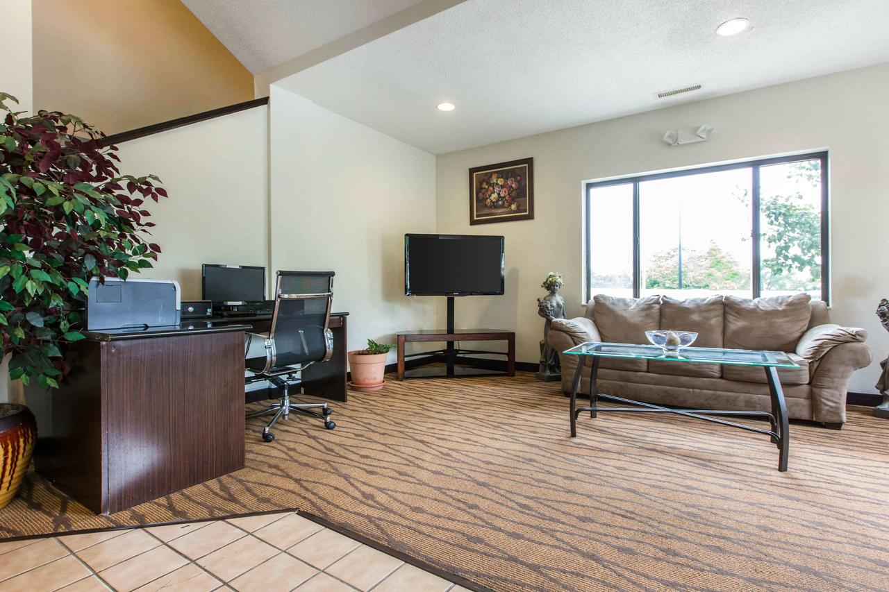 Econo Lodge Inn & Suites Peoria Illinois - thumb 19