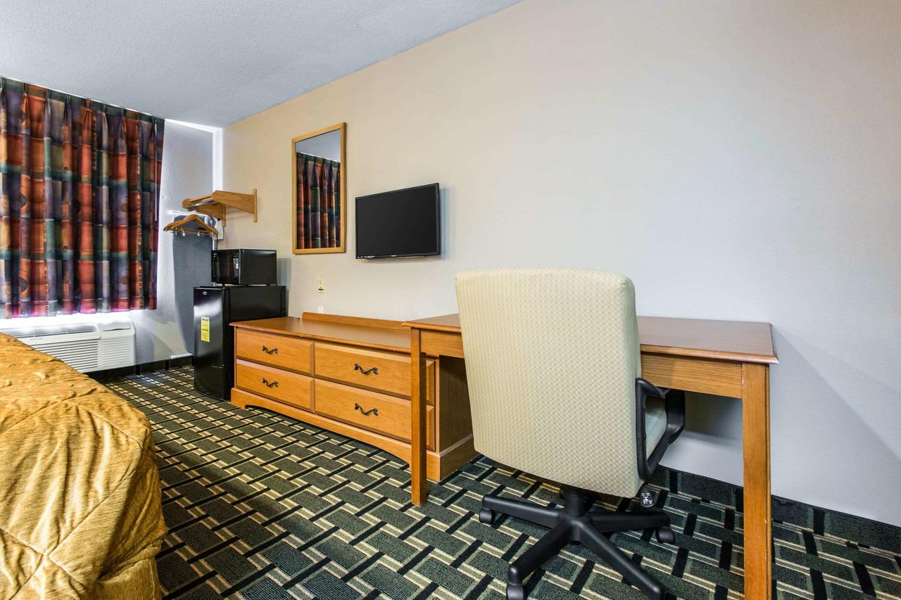 Econo Lodge Inn & Suites Peoria Illinois - thumb 10