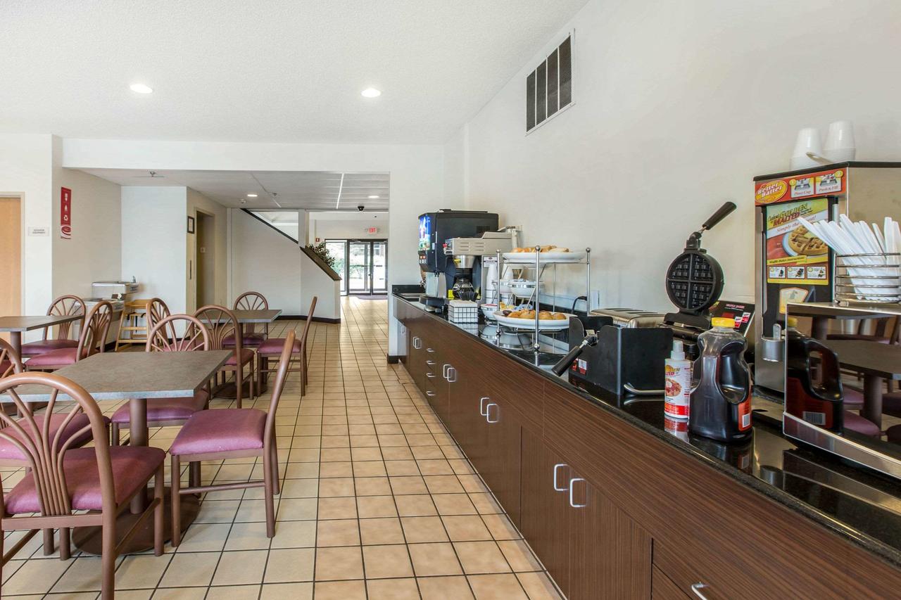 Econo Lodge Inn & Suites Peoria Illinois - thumb 14