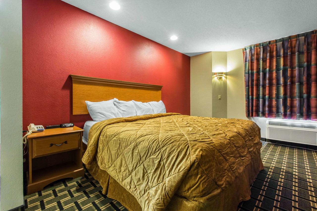 Econo Lodge Inn & Suites Peoria Illinois - thumb 8