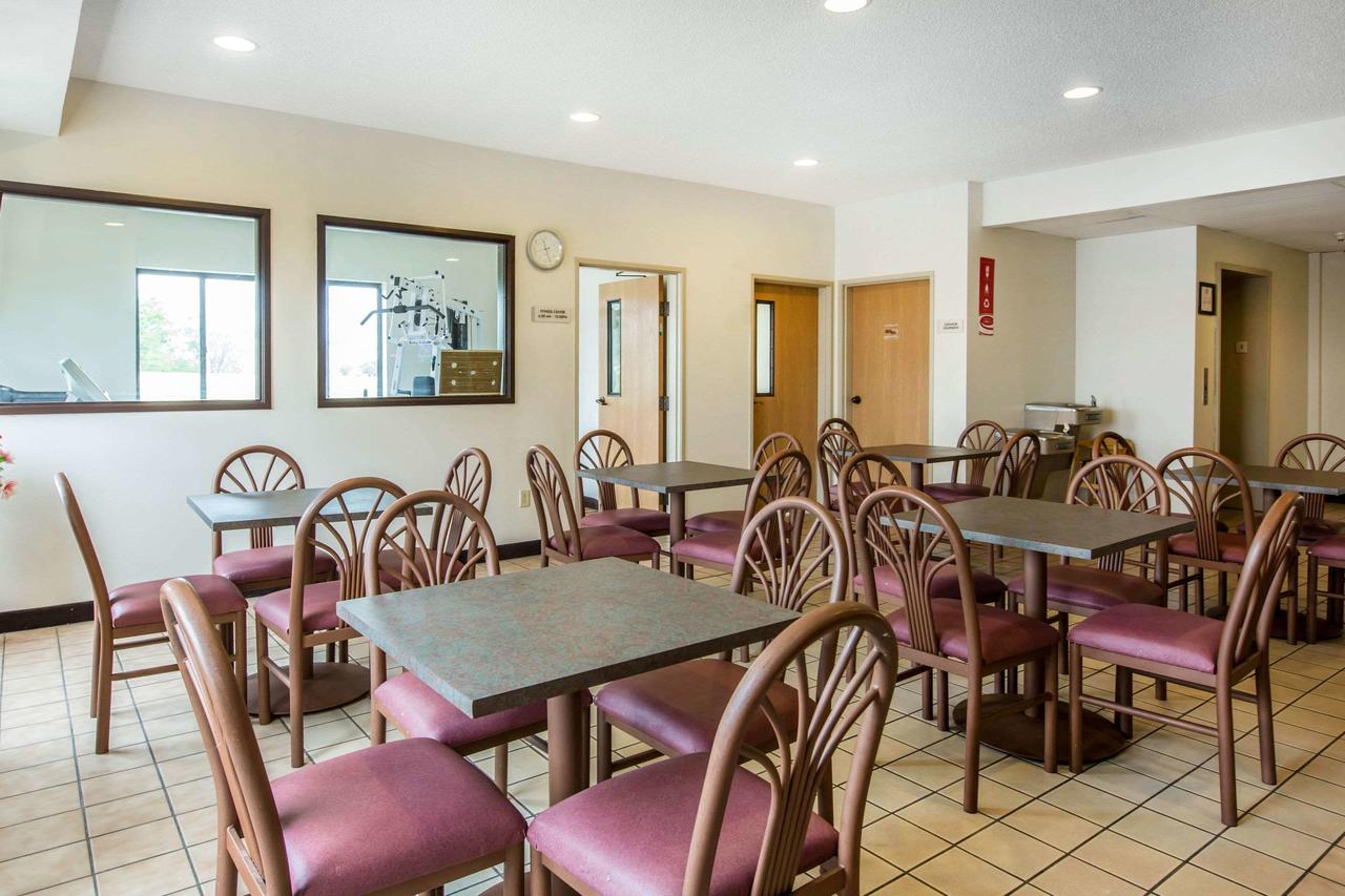 Econo Lodge Inn & Suites Peoria Illinois - thumb 3