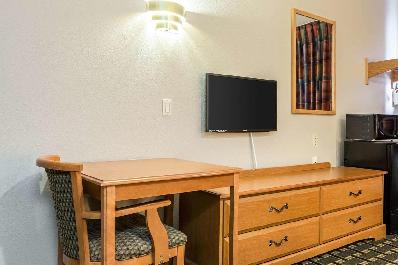 Econo Lodge Inn & Suites Peoria Illinois - thumb 17