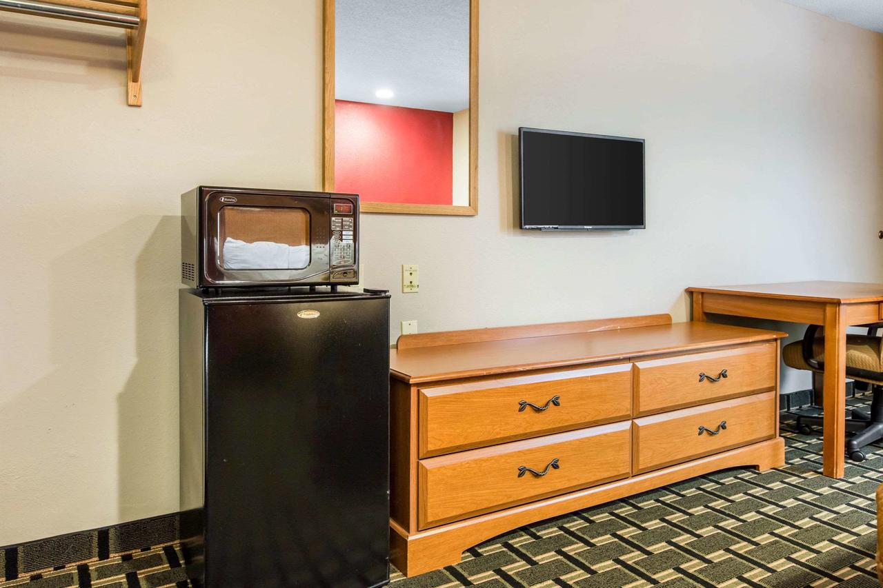 Econo Lodge Inn & Suites Peoria Illinois - thumb 4