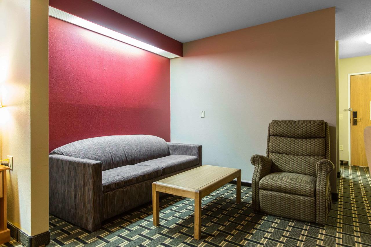 Econo Lodge Inn & Suites Peoria Illinois - thumb 25