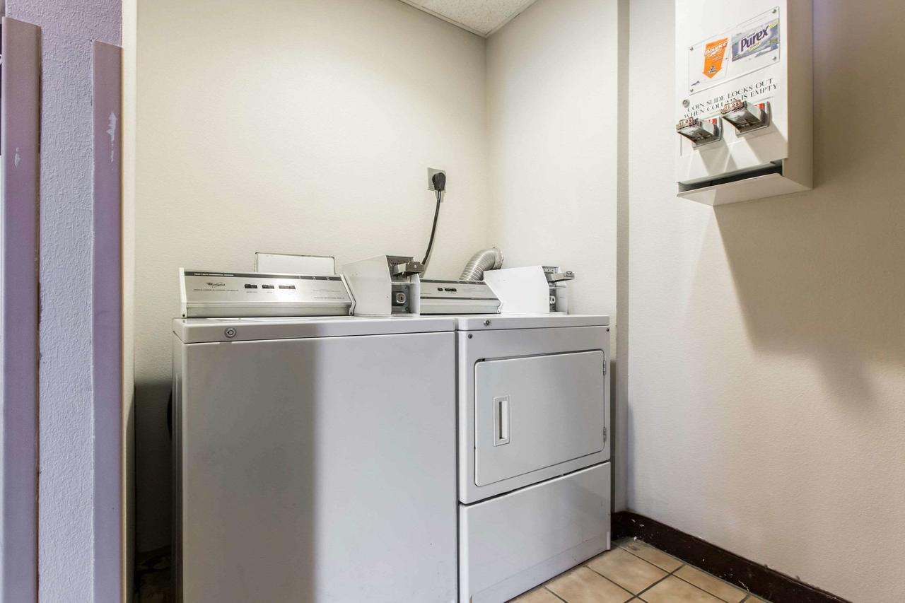 Econo Lodge Inn & Suites Peoria Illinois - thumb 7