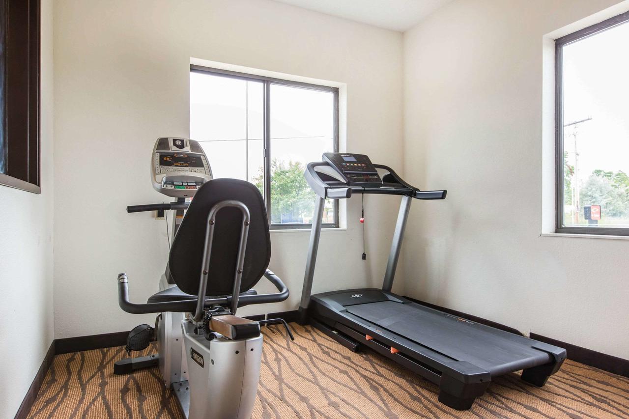 Econo Lodge Inn & Suites Peoria Illinois - thumb 23