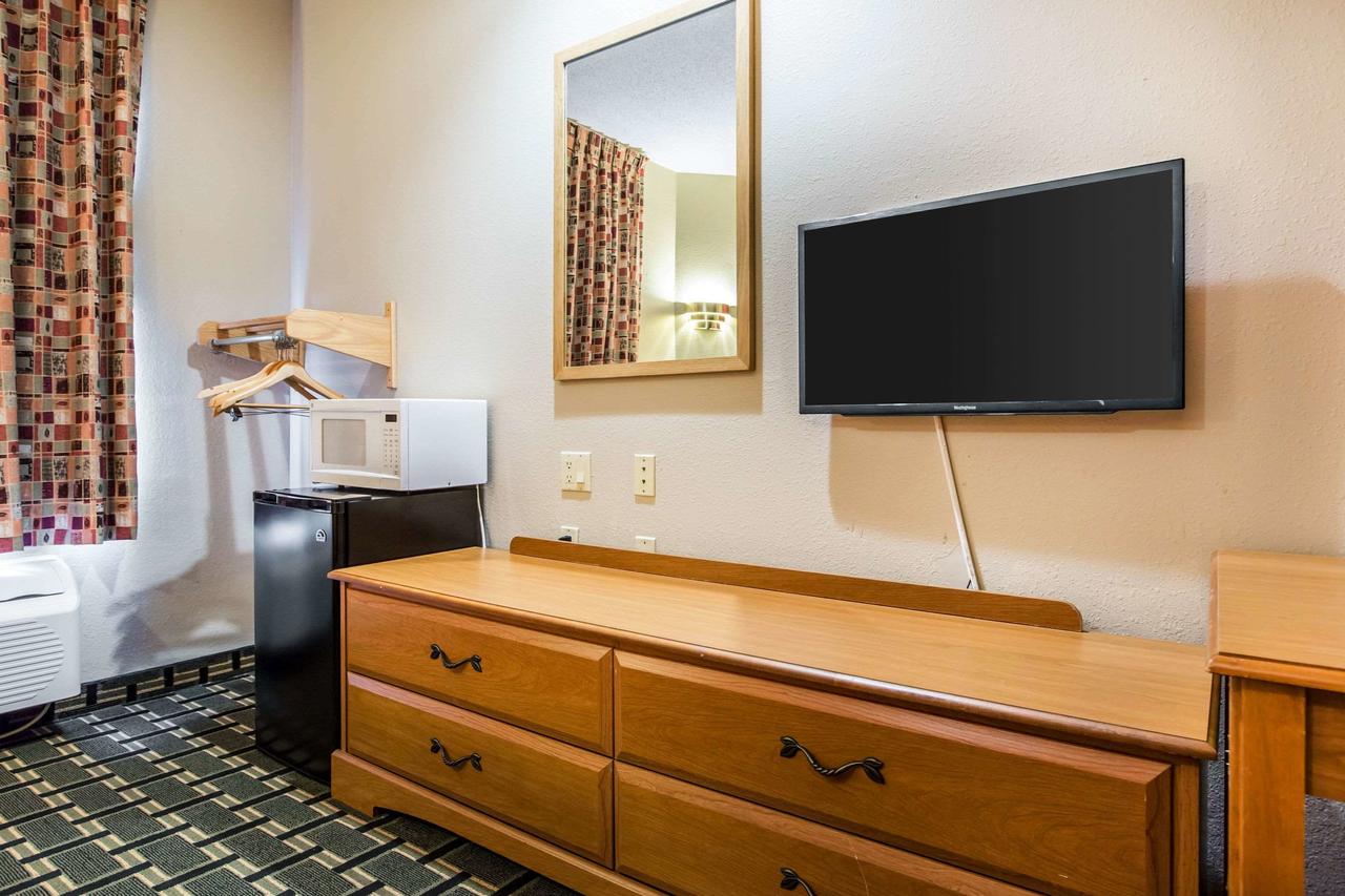 Econo Lodge Inn & Suites Peoria Illinois - thumb 11
