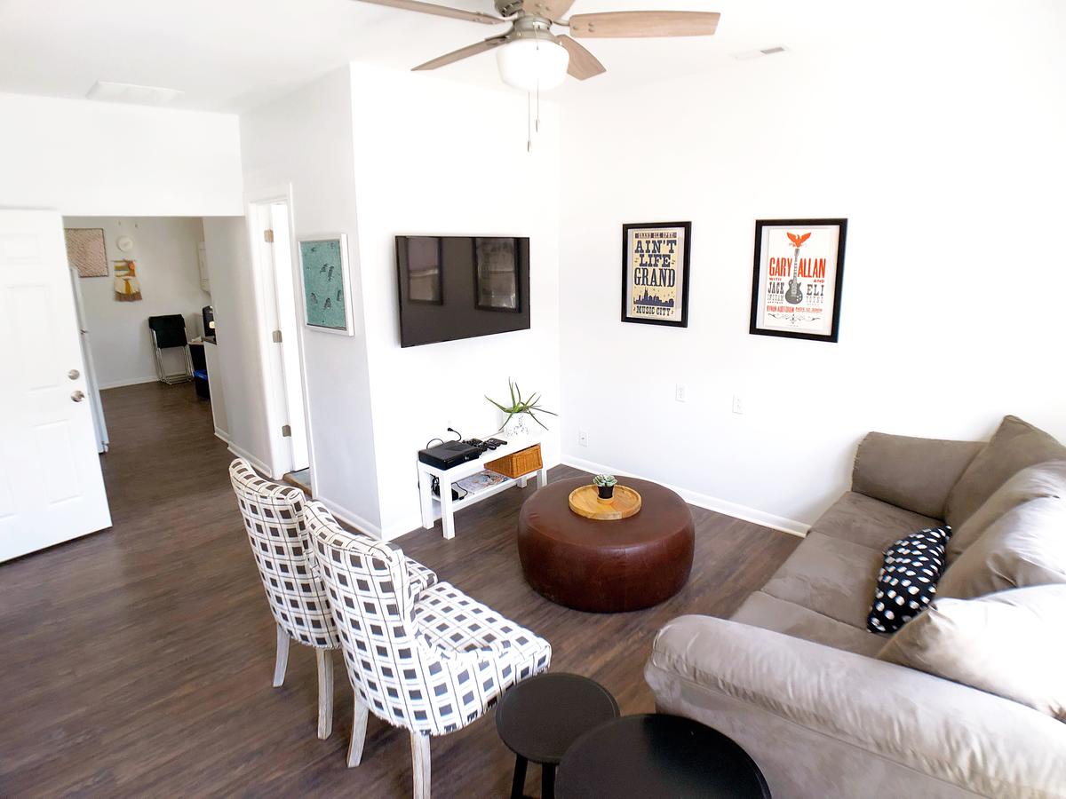 Freshly Renovated Lincoln Park Home Away From Home - thumb 0