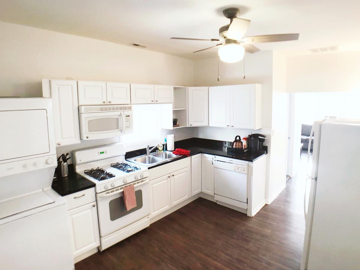 Freshly Renovated Lincoln Park Home Away From Home - thumb 2