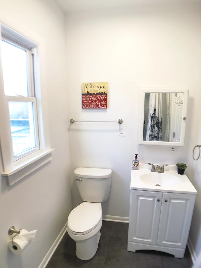 Freshly Renovated Lincoln Park Home Away From Home - thumb 3