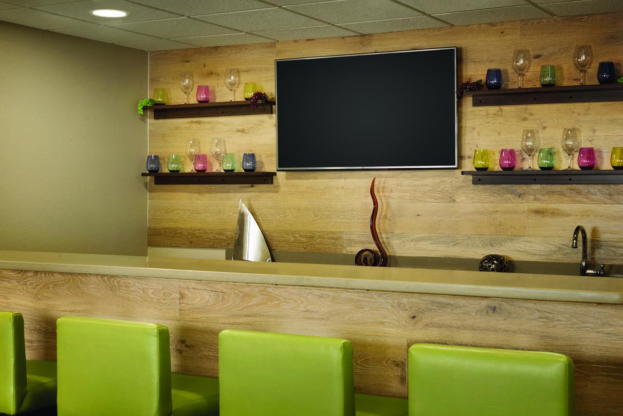 Country Inn & Suites By Radisson, Coralville, IA - thumb 17