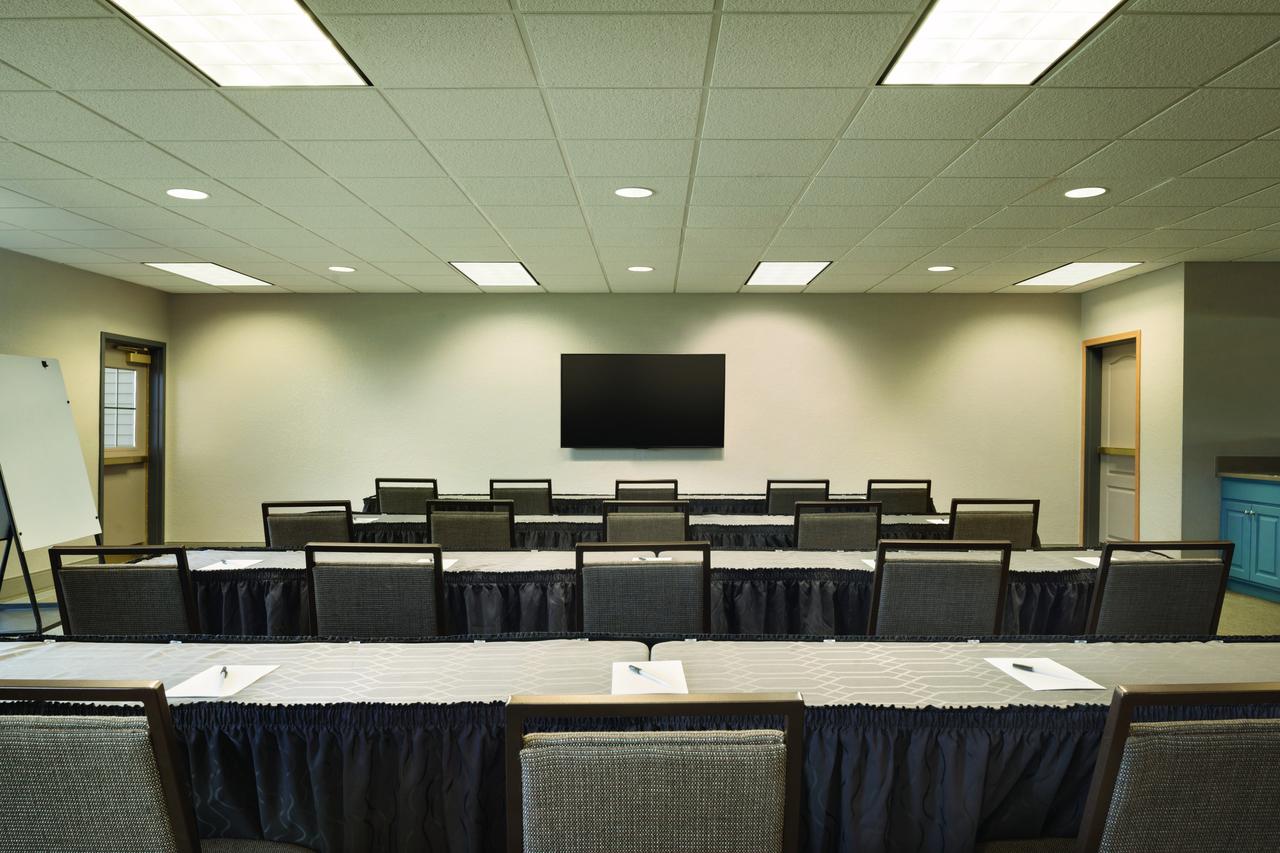 Country Inn & Suites By Radisson, Coralville, IA - thumb 12