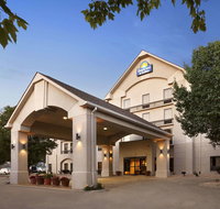 Days Inn  Suites by Wyndham Cedar Rapids - Accommodation Los Angeles