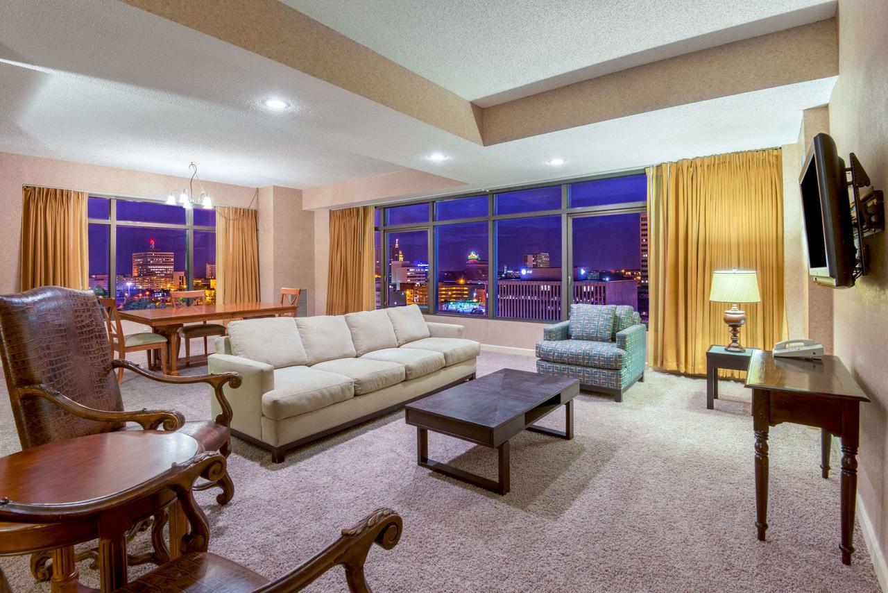 Ramada By Wyndham Topeka Downtown Hotel & Convention Center - thumb 22