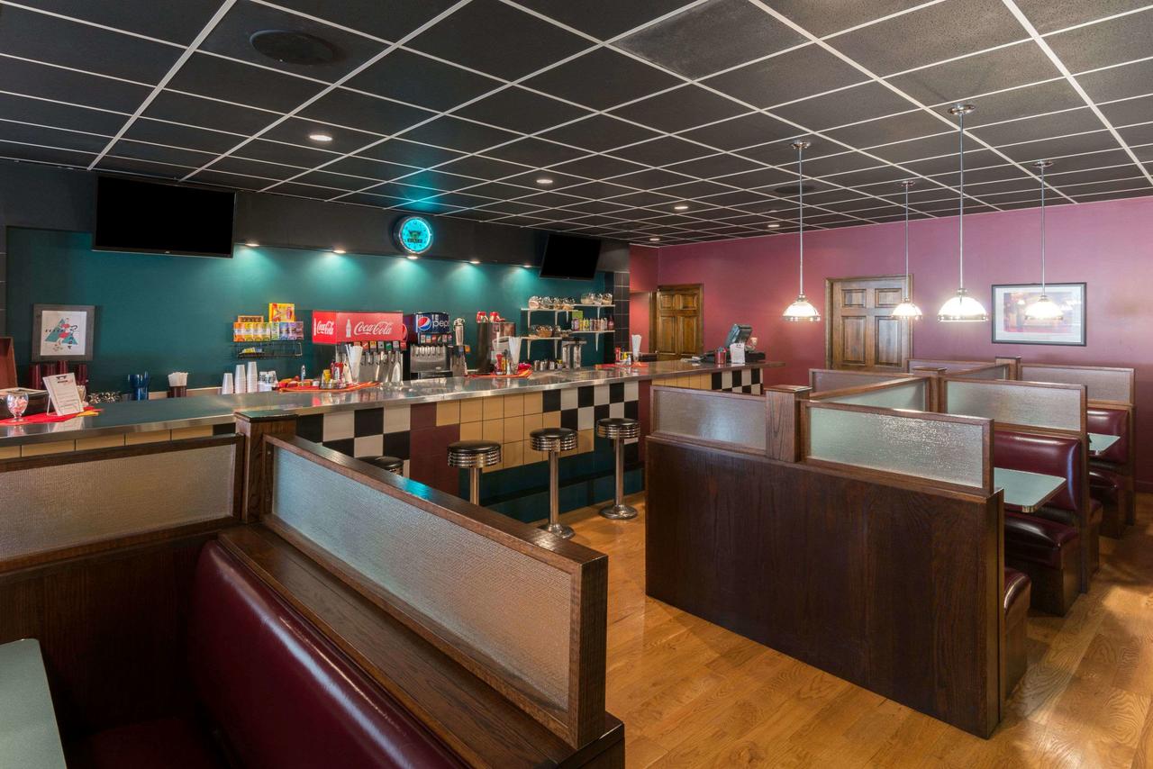 Ramada By Wyndham Topeka Downtown Hotel & Convention Center - thumb 26