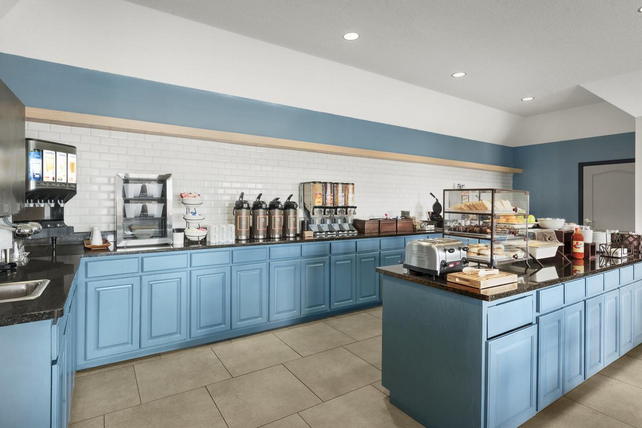 Country Inn & Suites By Radisson, Kansas City At Village West, KS - thumb 3