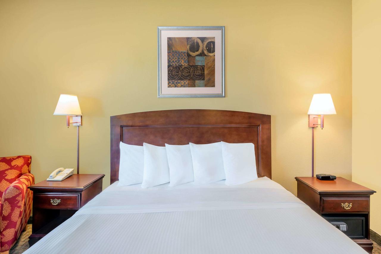 Days Inn By Wyndham McPherson - thumb 32