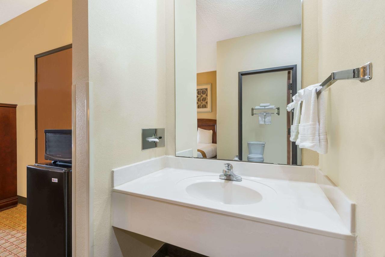 Days Inn By Wyndham McPherson - thumb 36